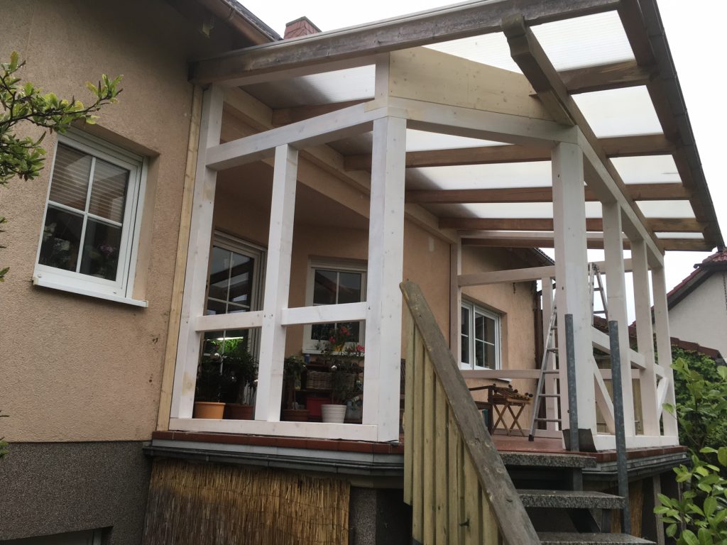 Terrassenüberdachung wird zum Wintergarten mit Holzrahmenkonstruktion